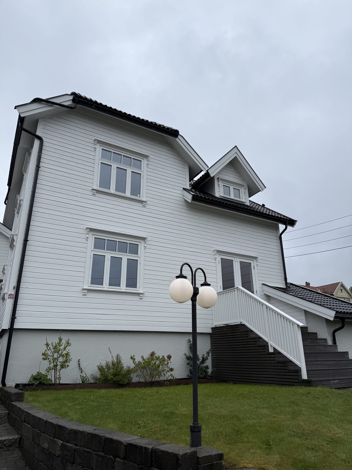 Hvit enebolig i Sandefjord med nyvaskede vinduer